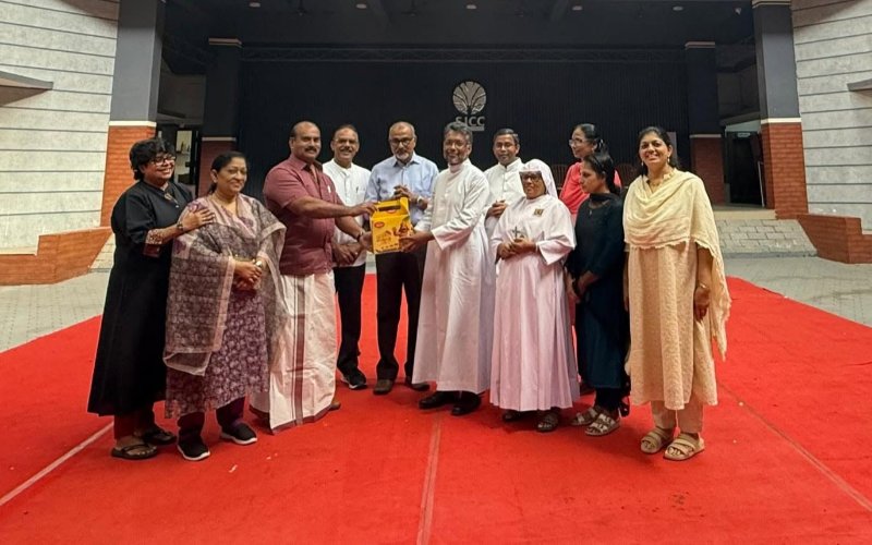 ഓണ സമ്മാനവുമായി ഭവനങ്ങളിലേക്ക്